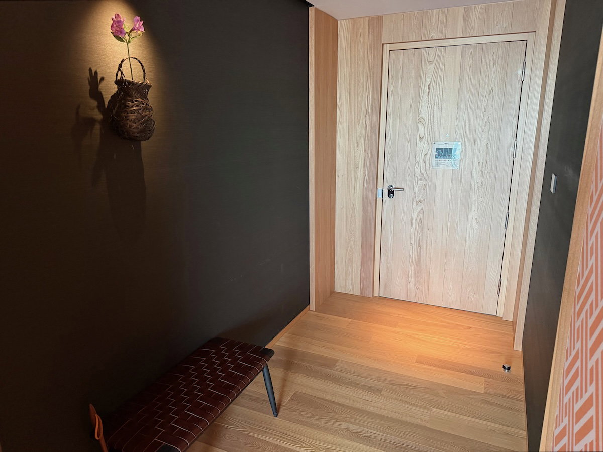 Entryway of the deluxe room, with the bathroom and closet area to the left