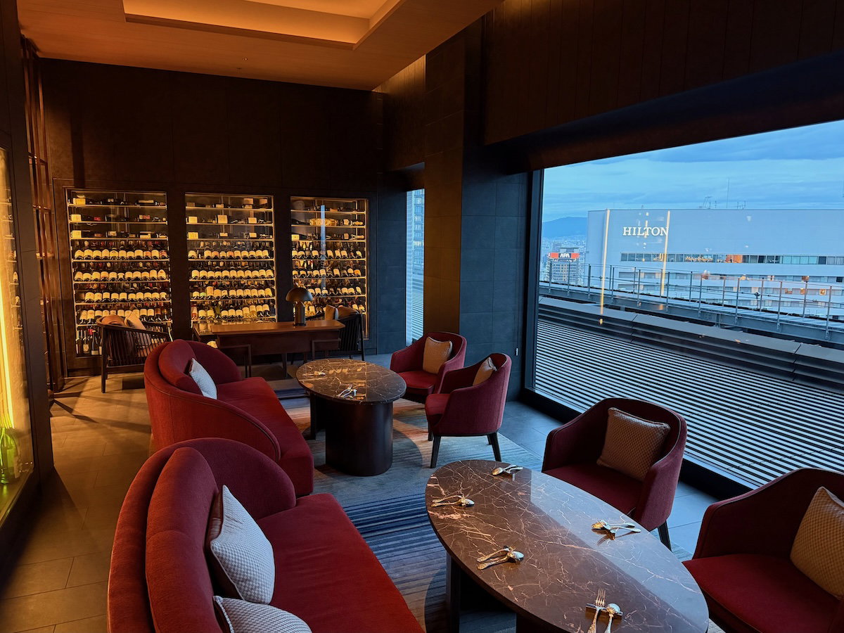 Lounge area at Teppanyaki Mizuki, the teppanyaki restaurant at Osaka Station Hotel