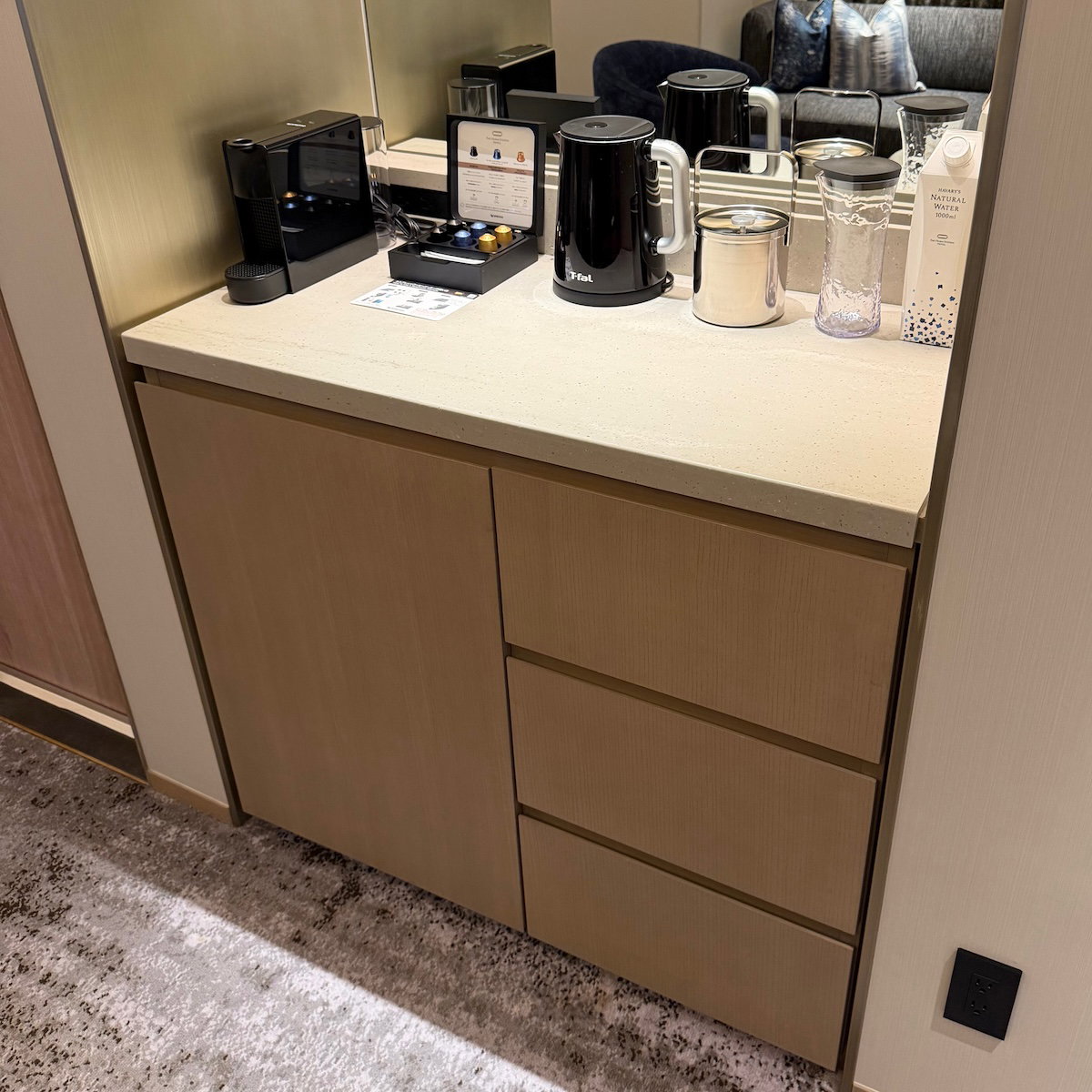 Counter with coffee machine, kettle and tea in the guest room