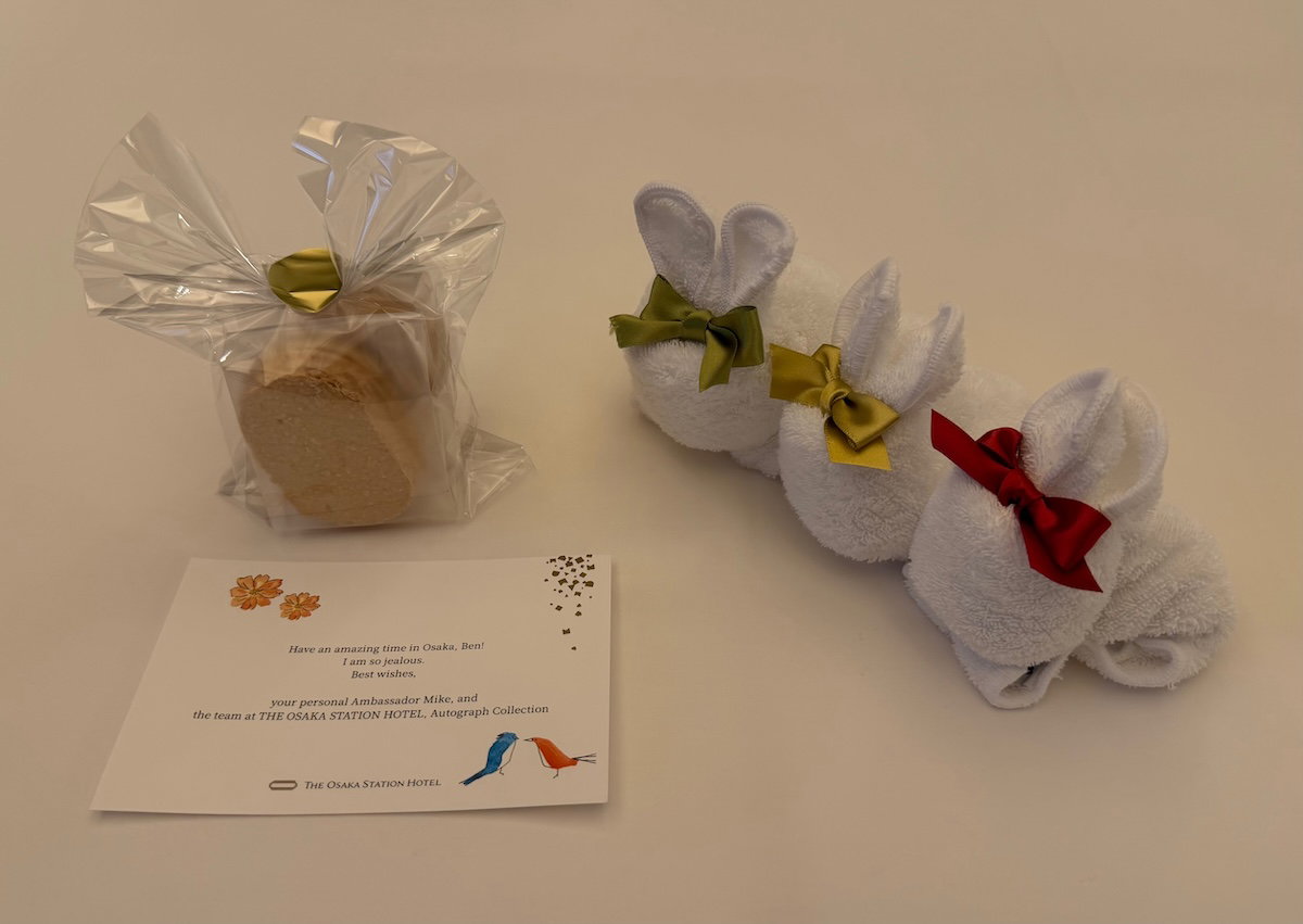 Ambassador's handwritten message and gift beside the welcome amenity