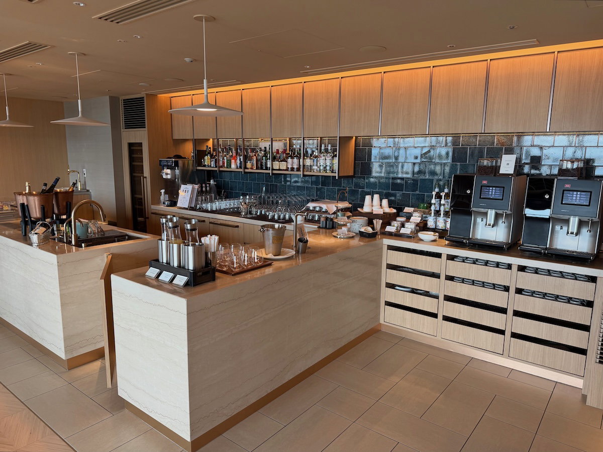 Bar counter in the Osaka Station Hotel Specialty Salon lounge