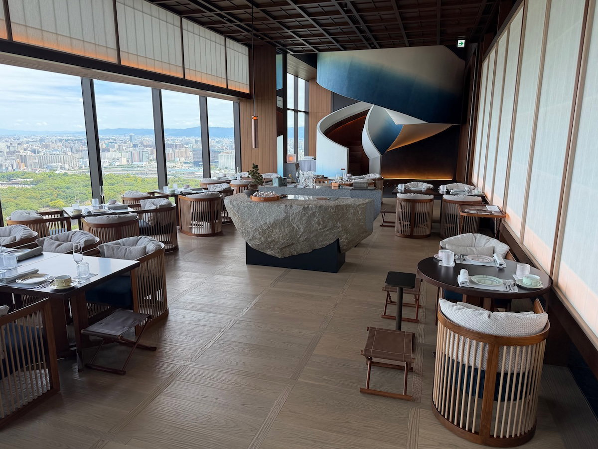 Seating at Nijiri tea lounge in Patina Osaka