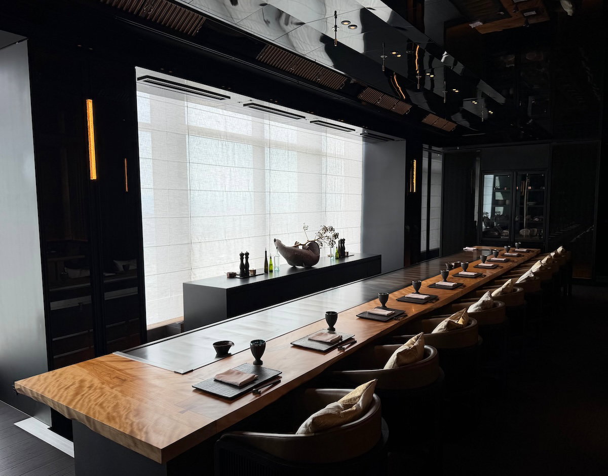 Counter seating at Barin teppanyaki restaurant in Patina Osaka