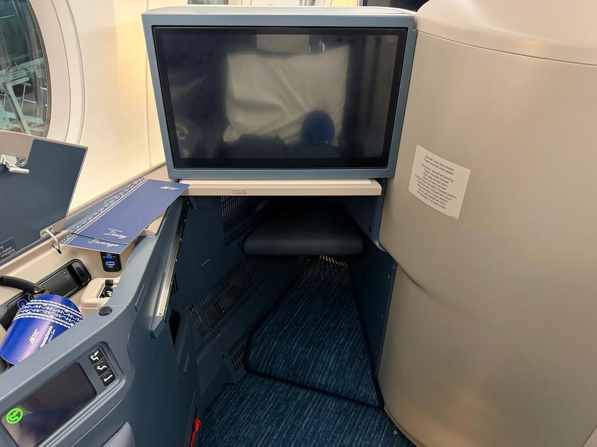 20-inch 4K entertainment screen mounted on the shell of the seat ahead