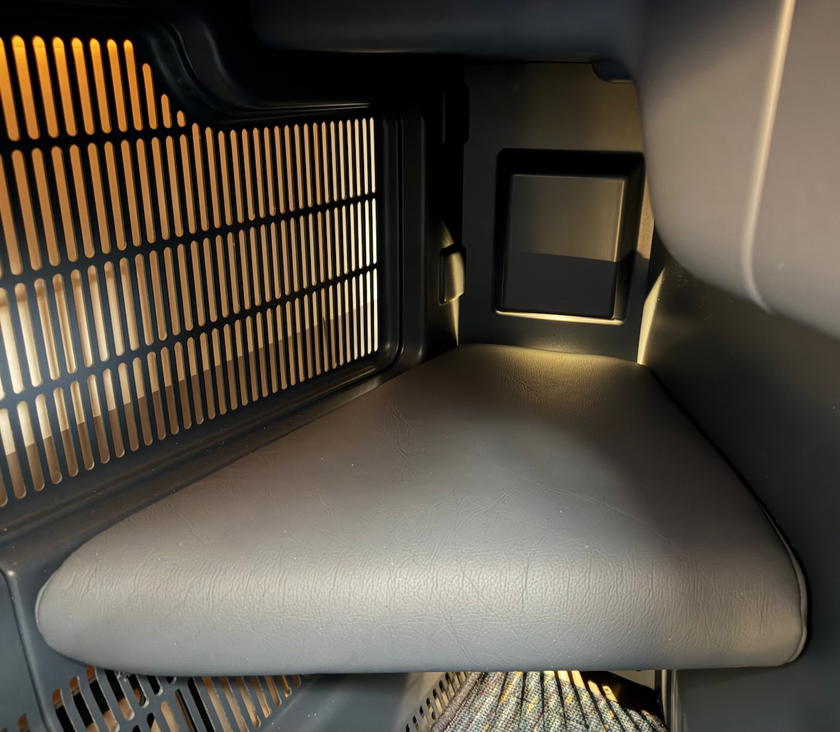 Footrest ottoman at the front of the business class seat