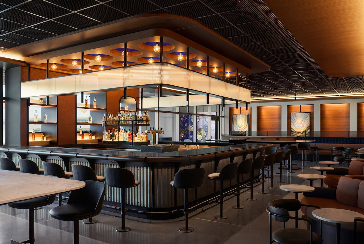 Another view of the bar at the new United Club Houston