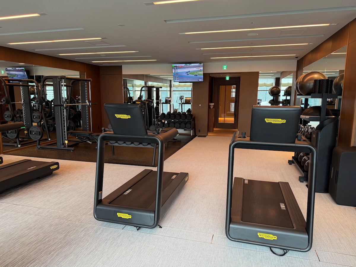 Free weights and benches in the Waldorf Astoria Osaka gym