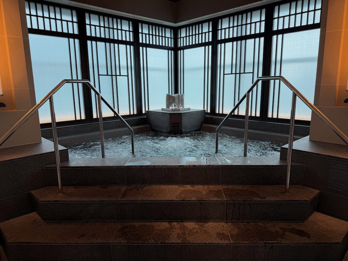 Whirlpool in the Waldorf Astoria Osaka spa